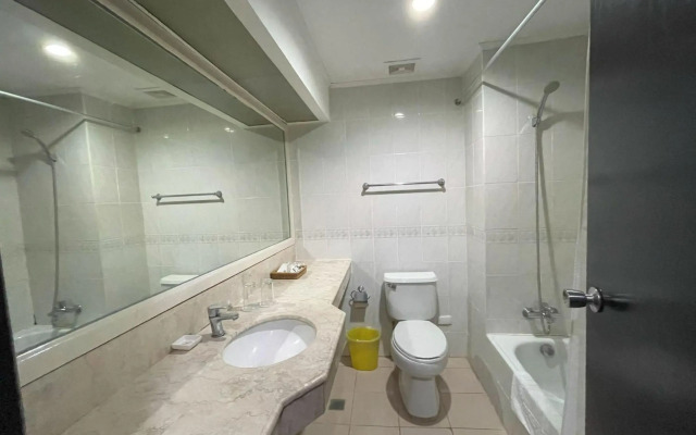 The Golden Peak Hotel & Suites powered by Cocotel