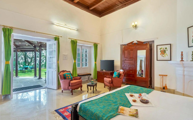 StayVista at 8Oaks - Ancestral Bungalow with massive lawn