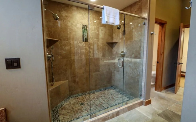 Stonegate #5 5 Bedroom Home by RedAwning