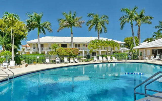 Idyllic Condo With Brief Walk to Beach and Restaurants