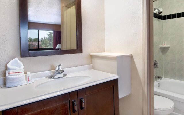 Howard Johnson by Wyndham Red Deer