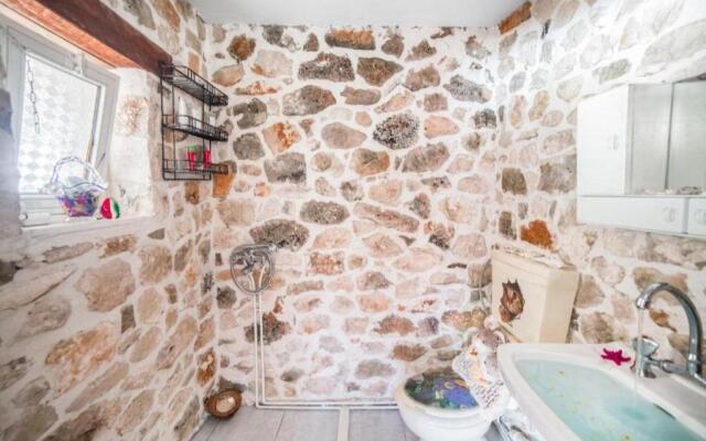 Lithahiro stone house