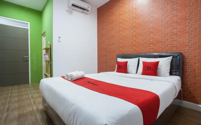 RedDoorz Plus @ Raya Sengkaling