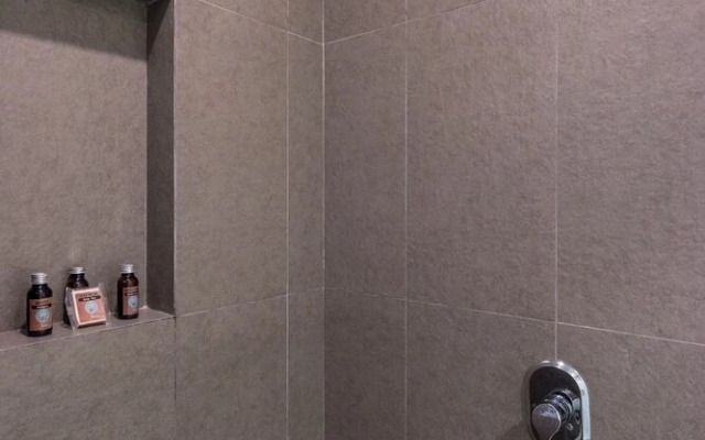 LUXURY! 4 POOLS - 2-bdr condo - GYM (V233)