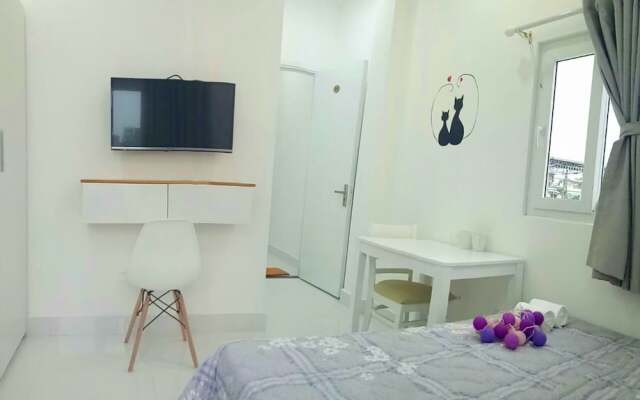 Smiley Apartment 9