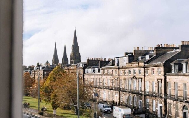 Bright High-ceiling 2BD Flat - Central Edinburgh!