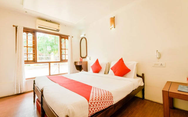 OYO 13589 HouseBoat My Trip Deluxe 4 BHK Private