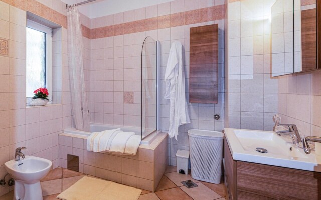 Stunning Home in Crikvenica With 5 Bedrooms and Wifi