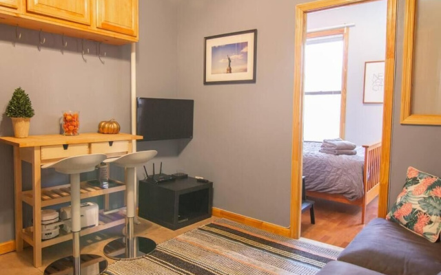 2 Bedroom Apartment with 3 Beds and Kitchen