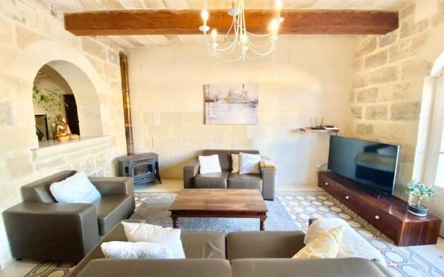 Villa Rossa Gozo - 5 bedroom ensuite with pool & jacuzzi