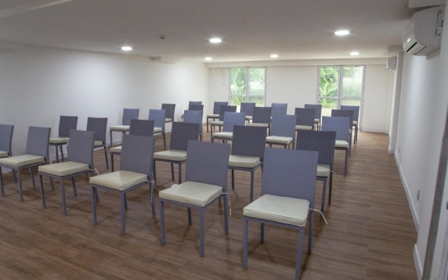 Americas Townhouse Hotel