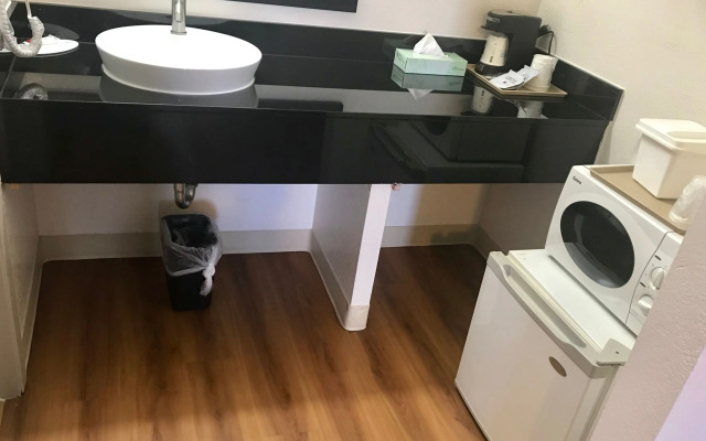 Travelodge by Wyndham Bakersfield