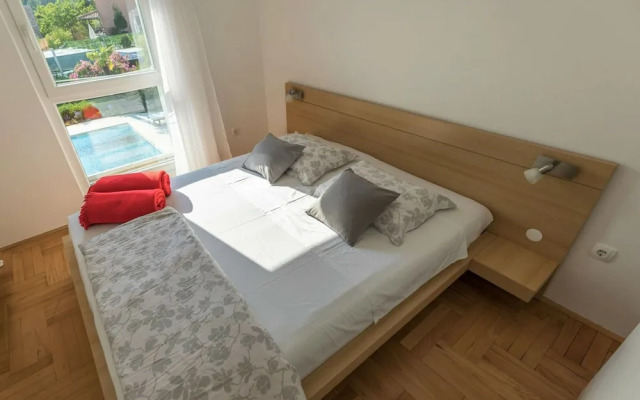 Villa in Ibenik With Swimming Pool