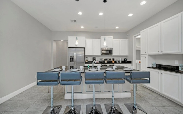 Vibrant Townhome w Private Pool, near Disney