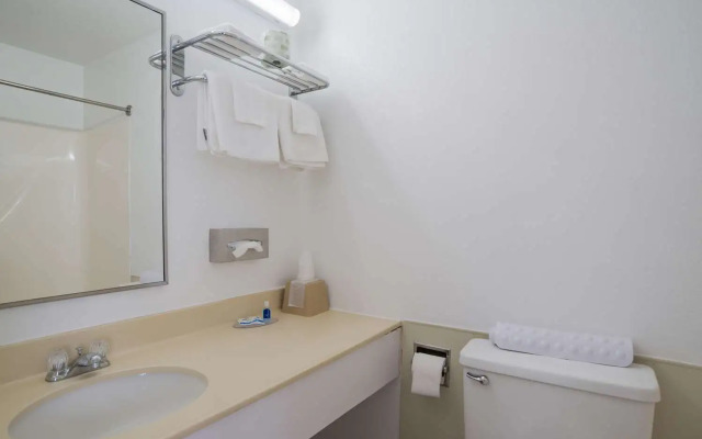 Rodeway Inn at Somers Cove Marina