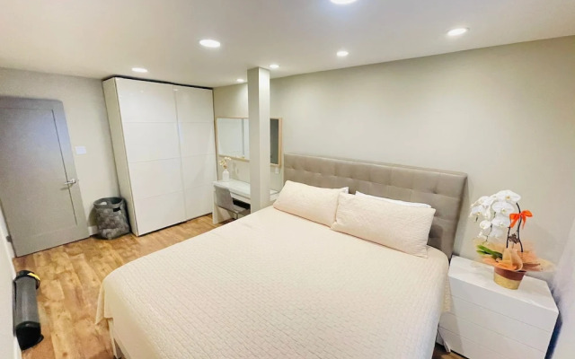 Modern 1Bd Famous  Venice 10B