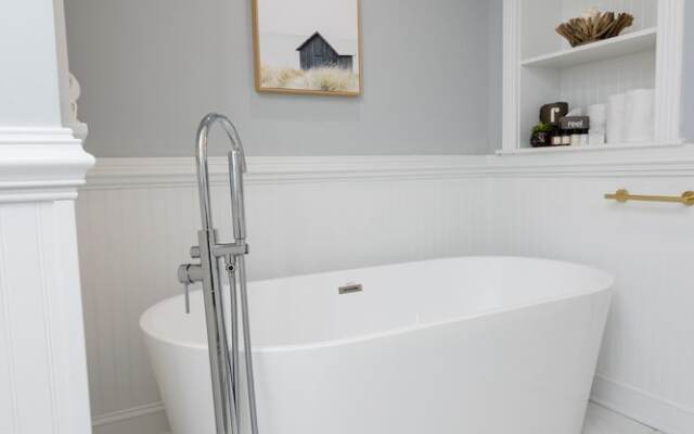 The Burrus House Inn Waterfront Suites