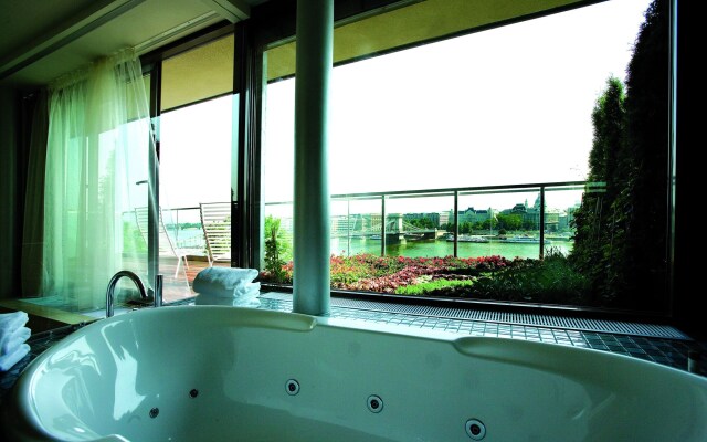 Leon Hotel & Lounge