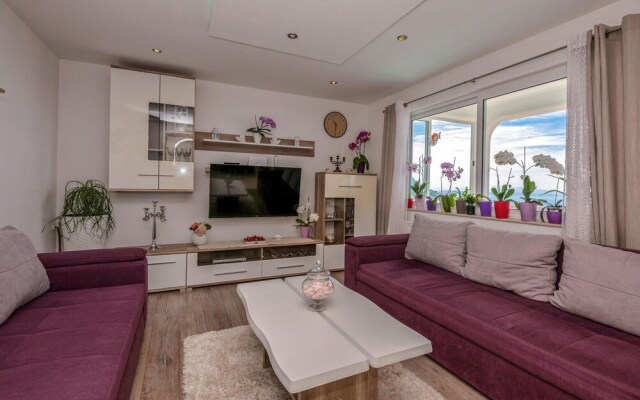 Beautiful Apartment in Makarska With Jacuzzi, Wifi and 3 Bedrooms