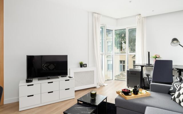 Black & White Studio Poznań by Renters