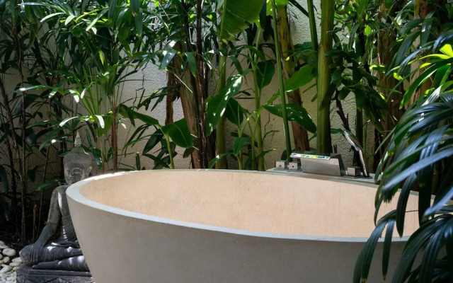 Elegant Private Villa, 3 BR, Seminyak With Staff