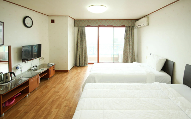 Jeju Tovice Condo Family
