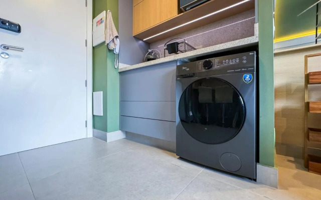 Studio novíssimo, completo e muito bem localizado