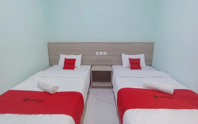 RedDoorz @ Diamond Inn Stasiun Pekalongan – Guest Rooms – Pekalongan