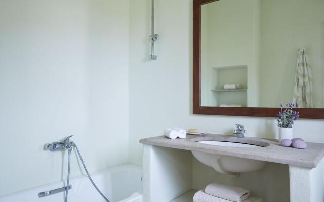 Spacious 6 bdrm Stone Villa with Pool