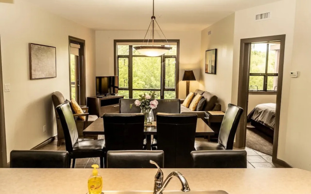 Bright Corner Apartment w/ Lake View #418