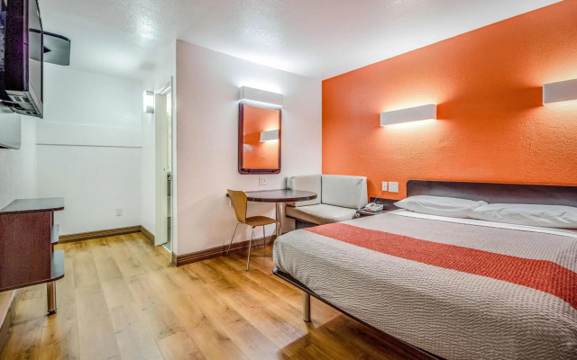 Motel 6 Conroe, TX