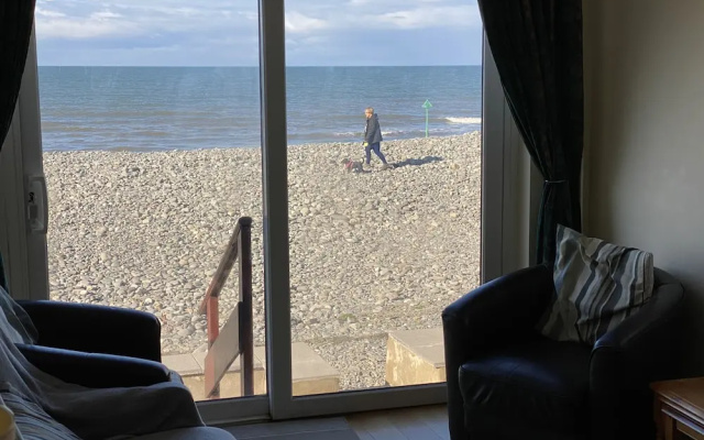 Beach Side House in Beautiful Borth