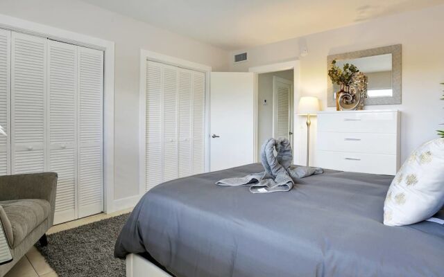 Stylish & Unique 1 BR Designer Waterview APT