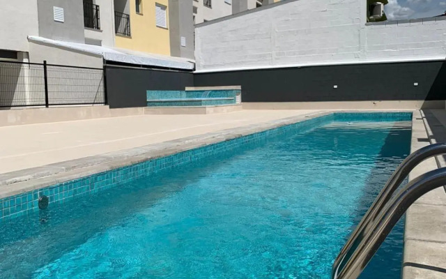 Apto Centro Ubatuba com Varanda Gourmet, Suíte e Piscina