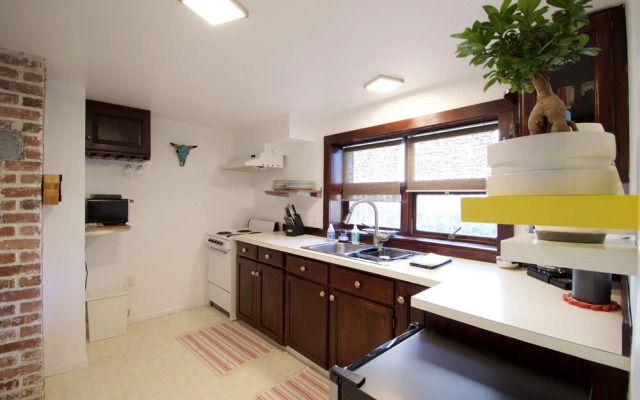 Hidden Greenlake Gem -- Central Location