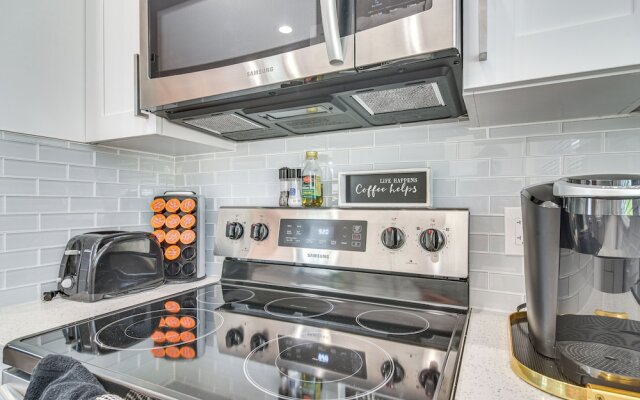 Modern Tampa Townhome Near Midtown WFH Friendly