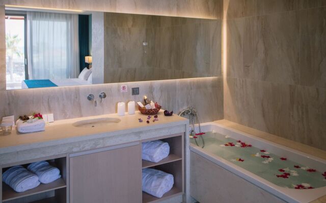 Almуros Beach Resort and Spa