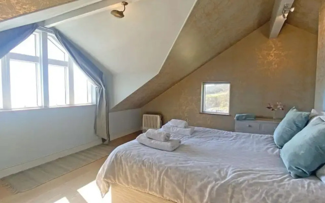 Private Cliff top Retreat by Perranuthnoe Beach