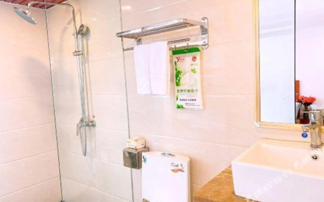 Dubai eight star hotel (Maoming people's Hospital high speed railway station store)