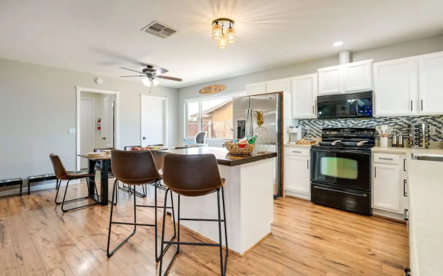 Glendale Getaway: Swim, Putt, Grill, & Relax!