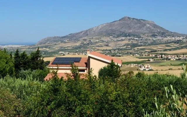 Charming Holiday Home in Buseto Palizzolo with Pool