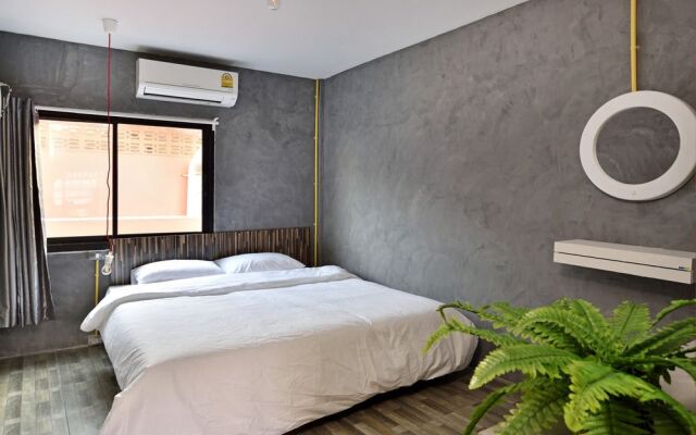 M Gray Hostel & Cafe