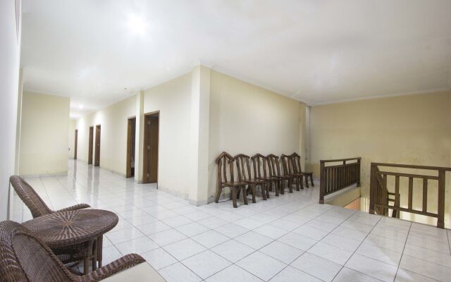 RedDoorz Plus near Stadion Mandala Krida