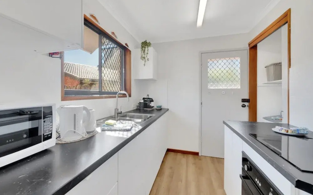Tranquil 2-bed Townhouse Close to Beach