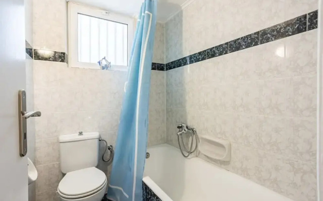 Seaside Family Haven - Avia s Spacious Getaway