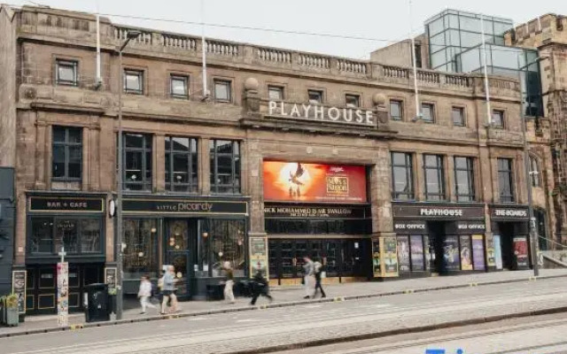 Modern central 2 bedroom apartment with parking