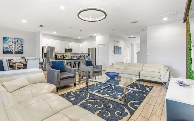 UpstaySpaciousHomePoolHotTubSleeps27