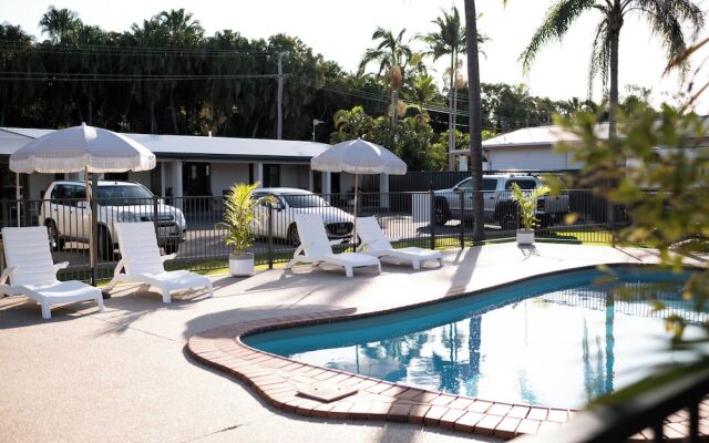 Kinka Palms Beachfront Apartments / Motel