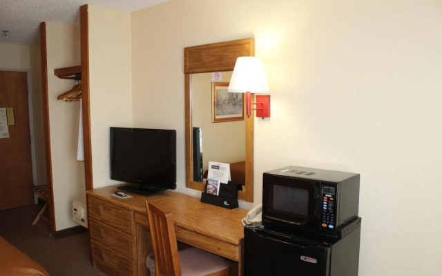 Travelodge by Wyndham Perry National Fairgrounds Area I-75