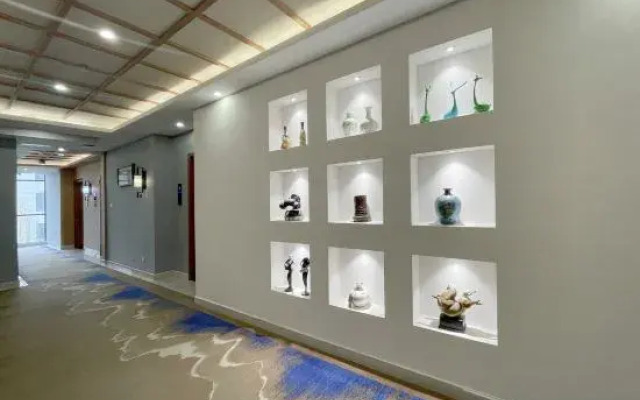 92·Nato Wisdom & Regimen Hotel